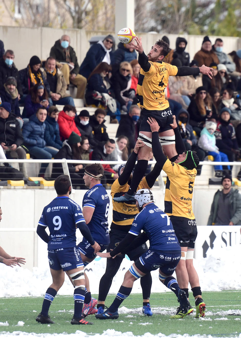 Empate entre burgaleses y sevillanos en un encuentro marcado por la nieve.