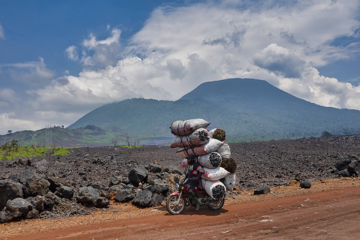 Carretera N2 de Goma a Rubare en el Congo, al fondo el volcán Nyiragongo