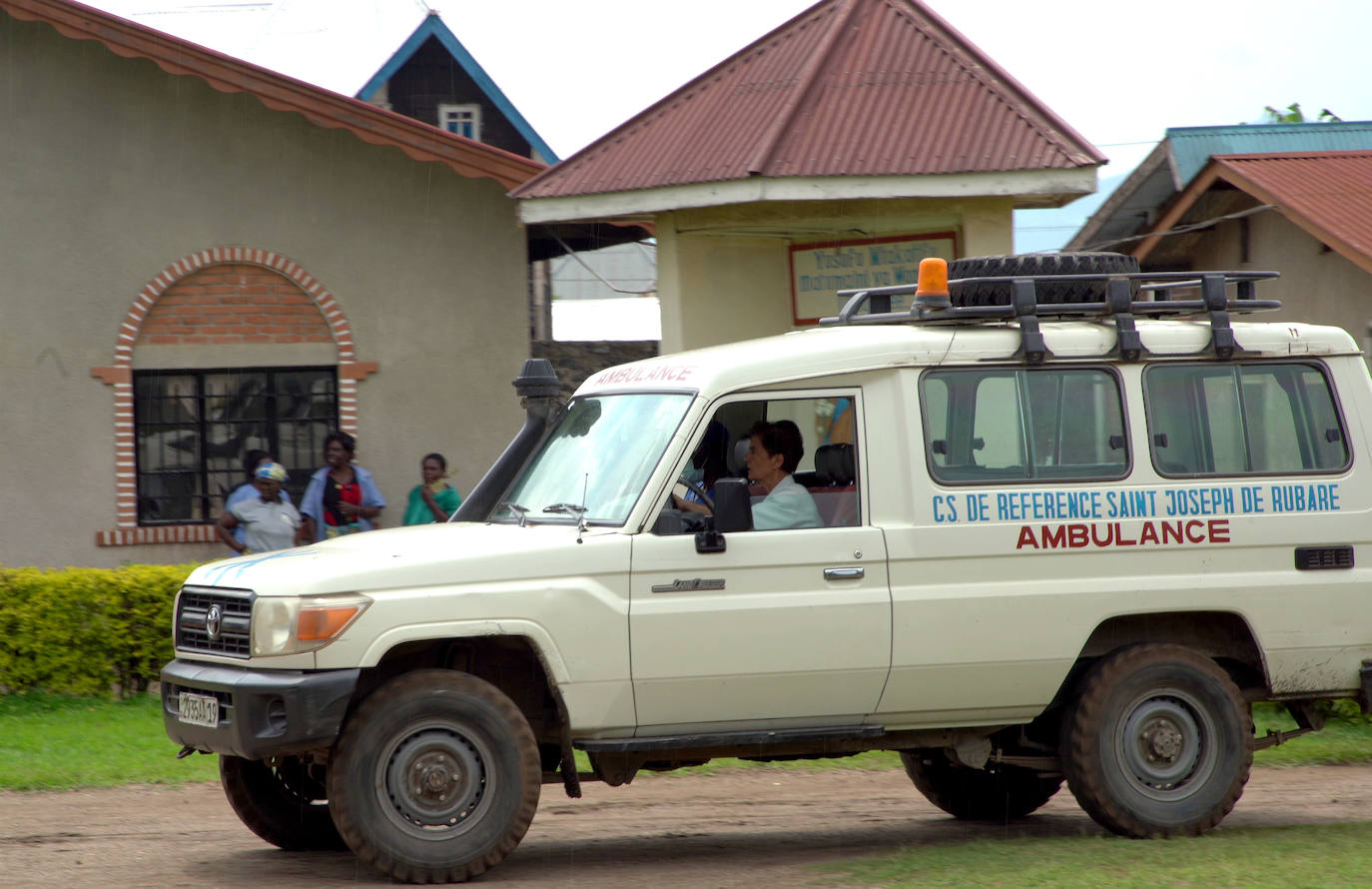 La burgalesa Urbana Sancho conduce la ambulancia del Centro de salud de las hermas de San José en Rubare (Congo)