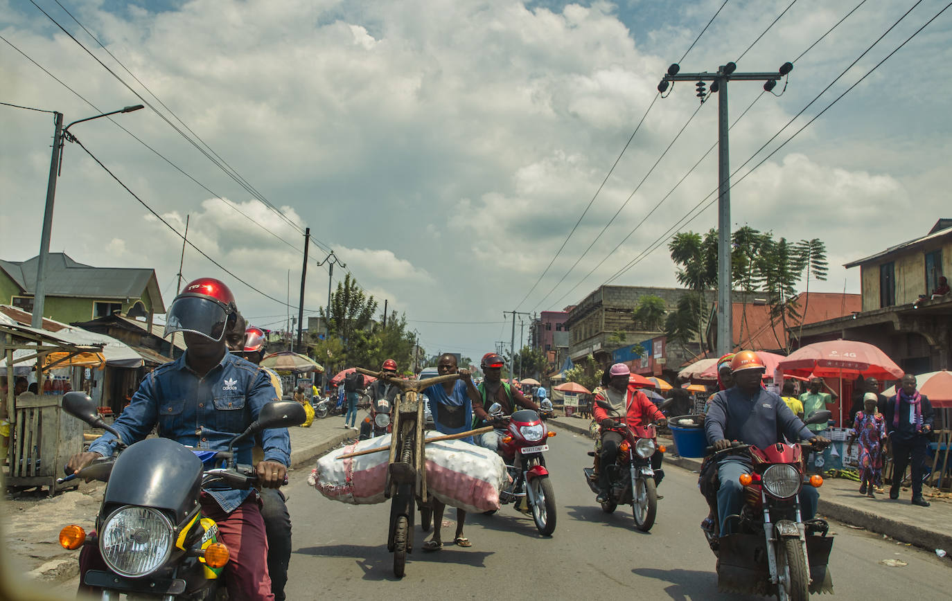 Un tshukudu entre motos en la ciudad de Goma (Congo). El tshukudu es el símbolo de esta ciudad