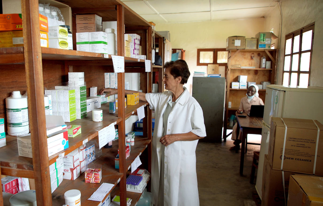 La burgalesa Urbana Sancho en la farmacia del Centro de salud de las hermas de San José en Rubare (Congo)