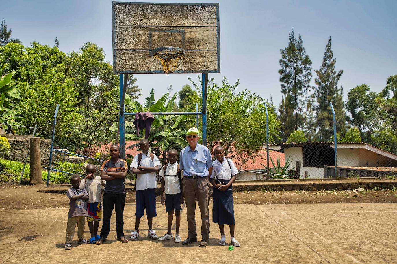 El salesiano burgales, Honorato Alonso, con unos chicos en la cancha de baloncesto del centro Boscolac en Goma (Congo)