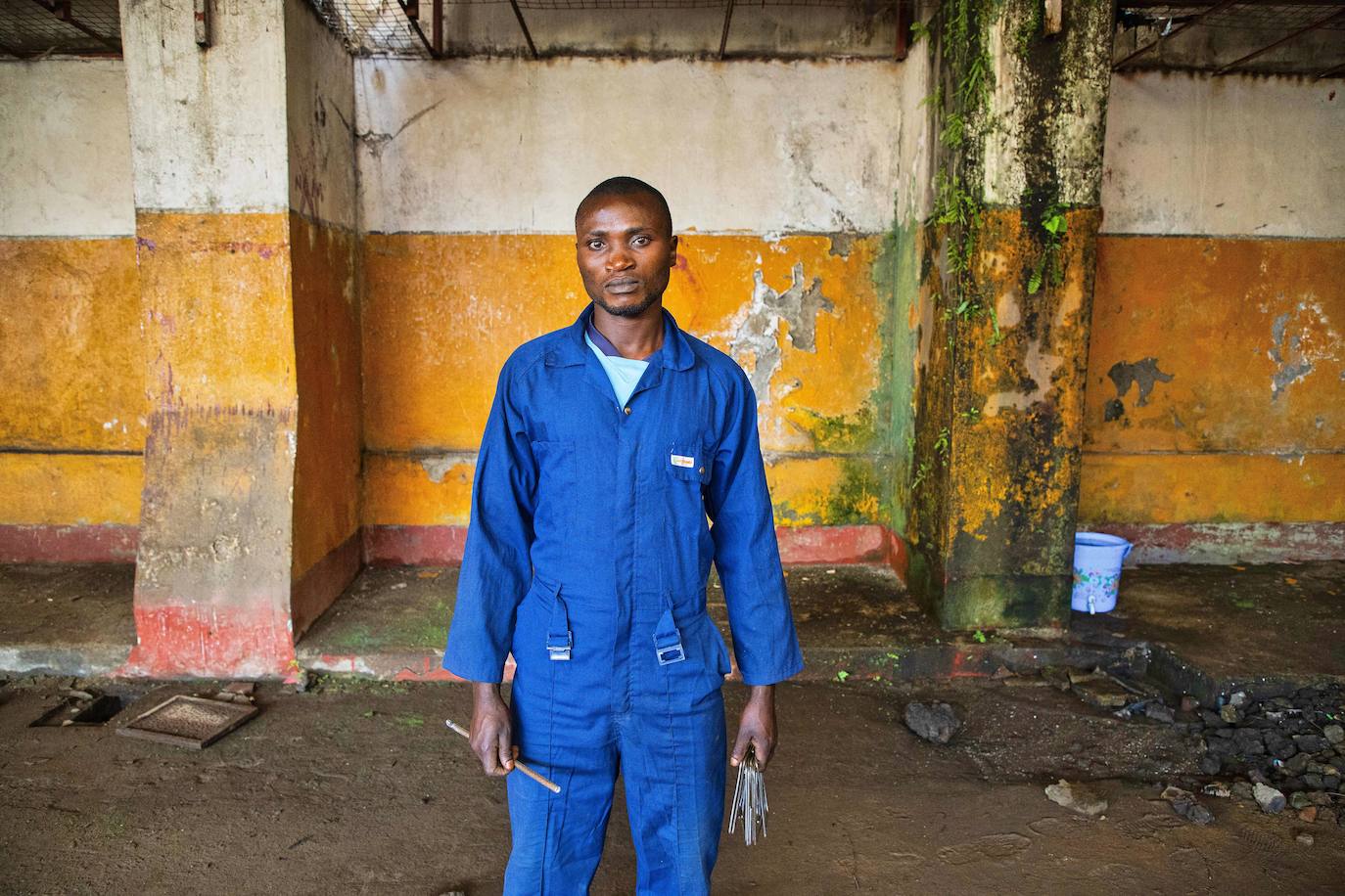 Mohombi es uno de los niños soldado que está ahora aprendiendo en el módulo de albañilería en el centro Ngangi Don Bosco en Goma (Congo)