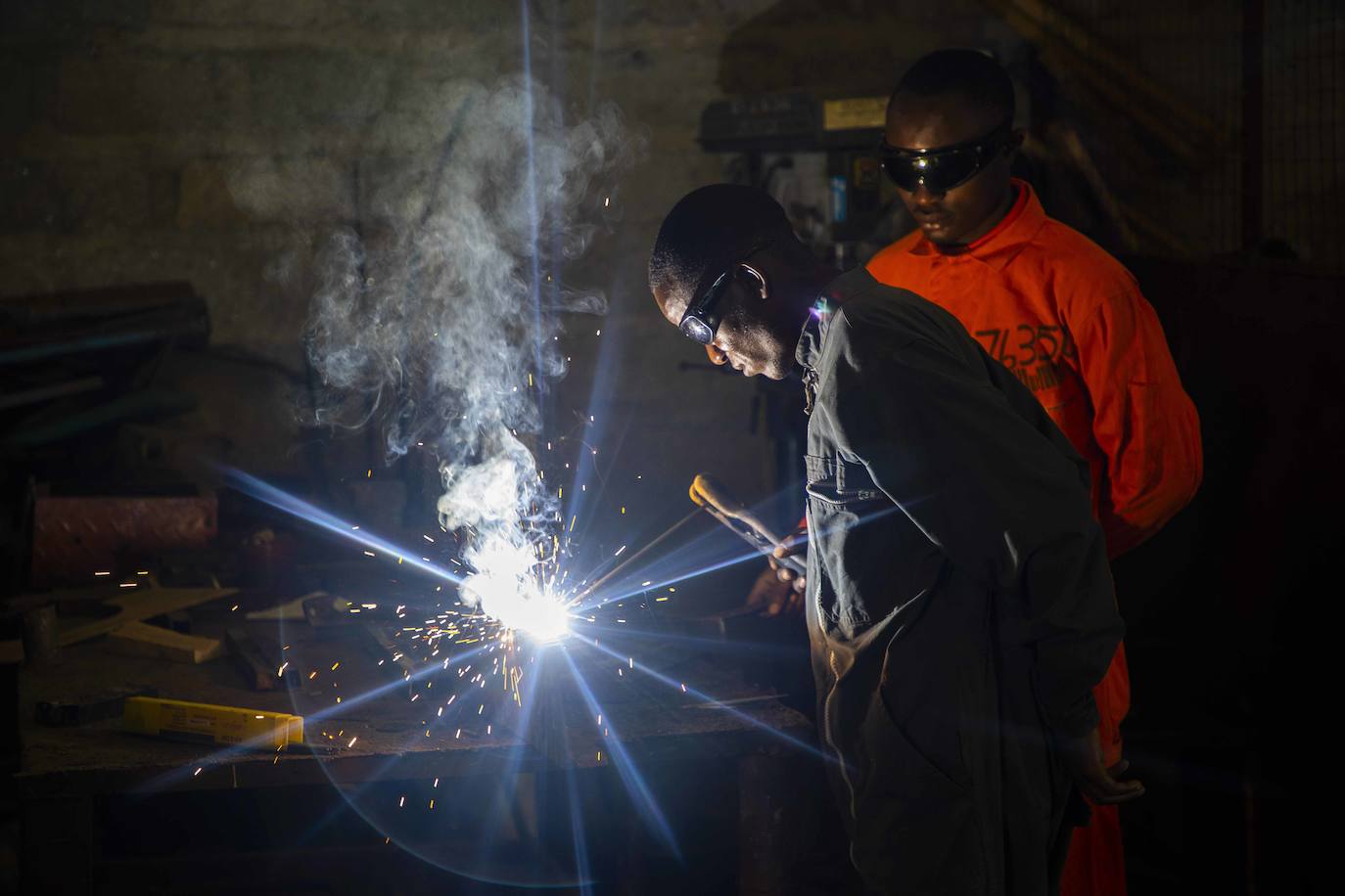 Niños soldado realizan prácticas en los talleres de formación profesional en el Centro Ngangi Don Bosco de Goma (Congo)