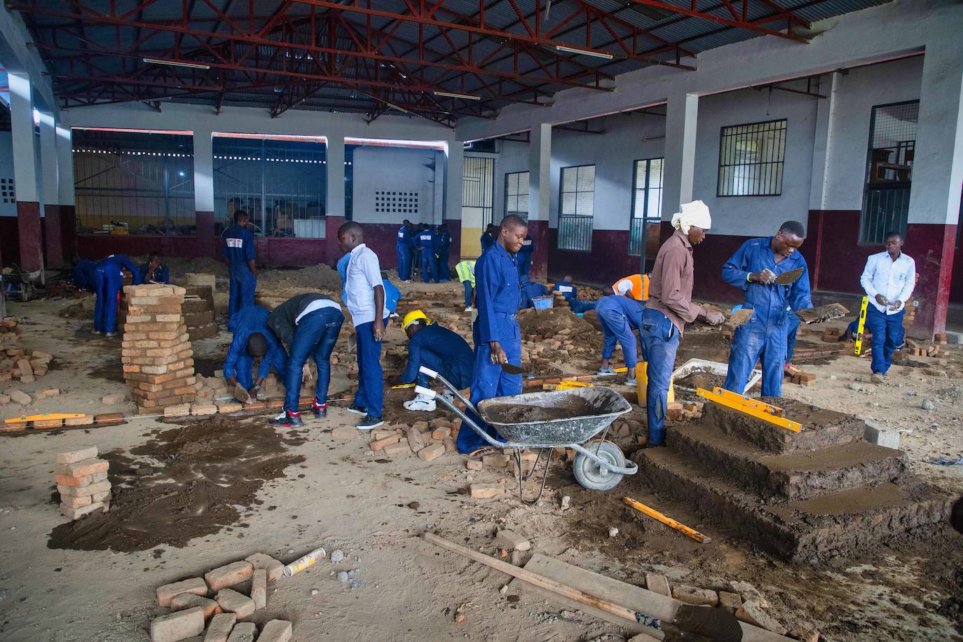 Niños soldado se forman en albañilería en el centro de Ngangi Don Bosco en Goma