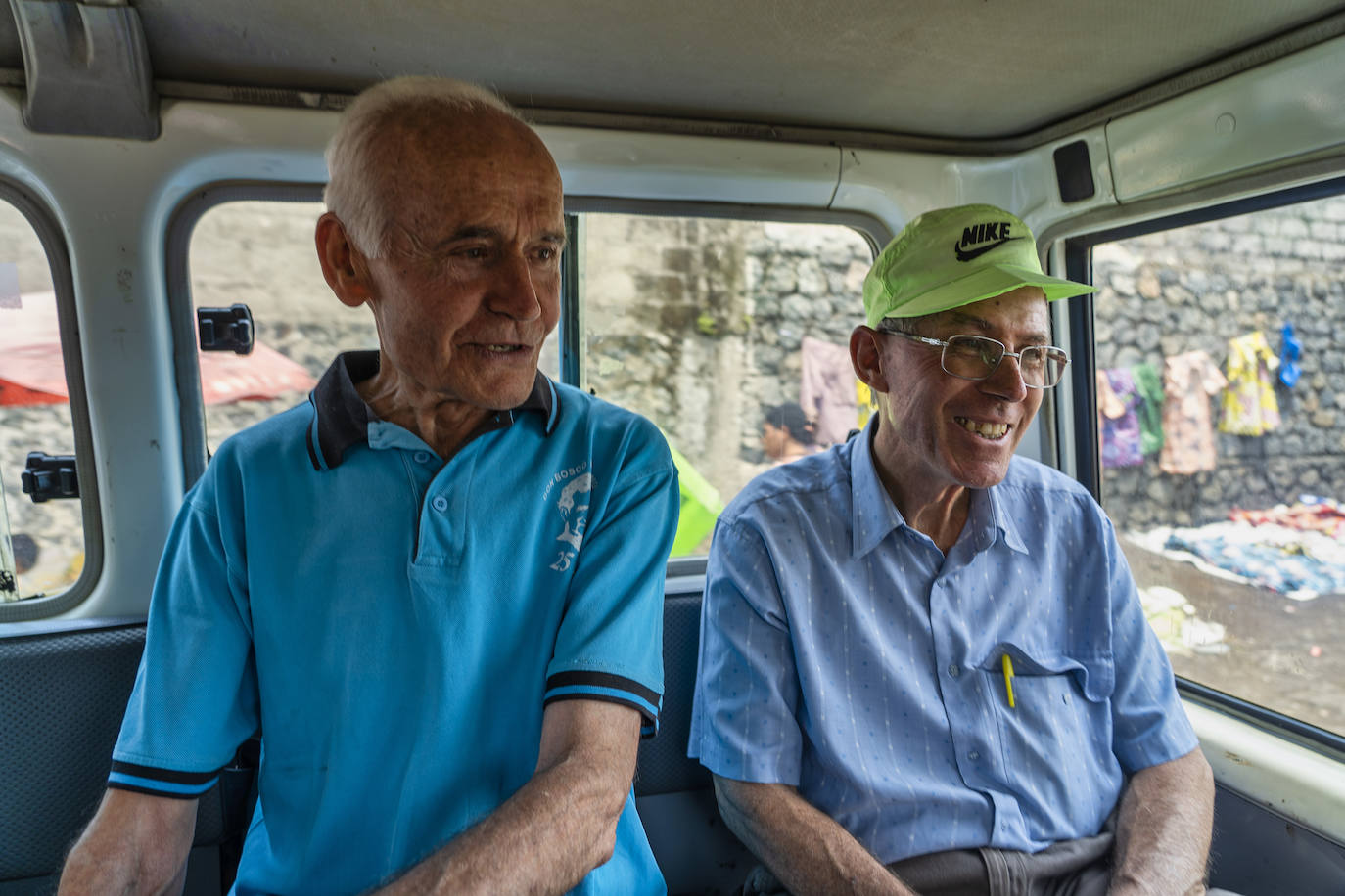 Los salesianos burgaleses, Honorato Alonso (D), y Domingo de la Hera, en el coche camino del Centro Ngangi Don Bosco en Goma (Congo)