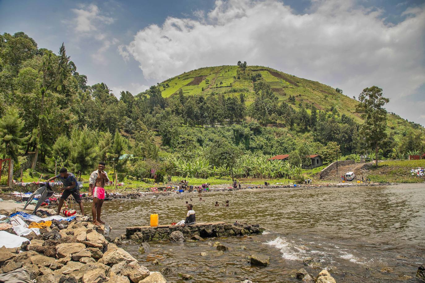 El lago Kivu con el volcán de fondo en Boscolac Goma (Congo)