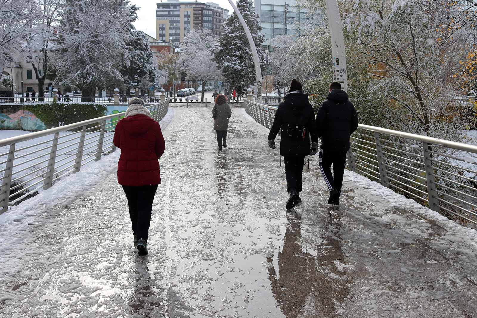La capital amanece blanca tras la nieve de la pasada noche.
