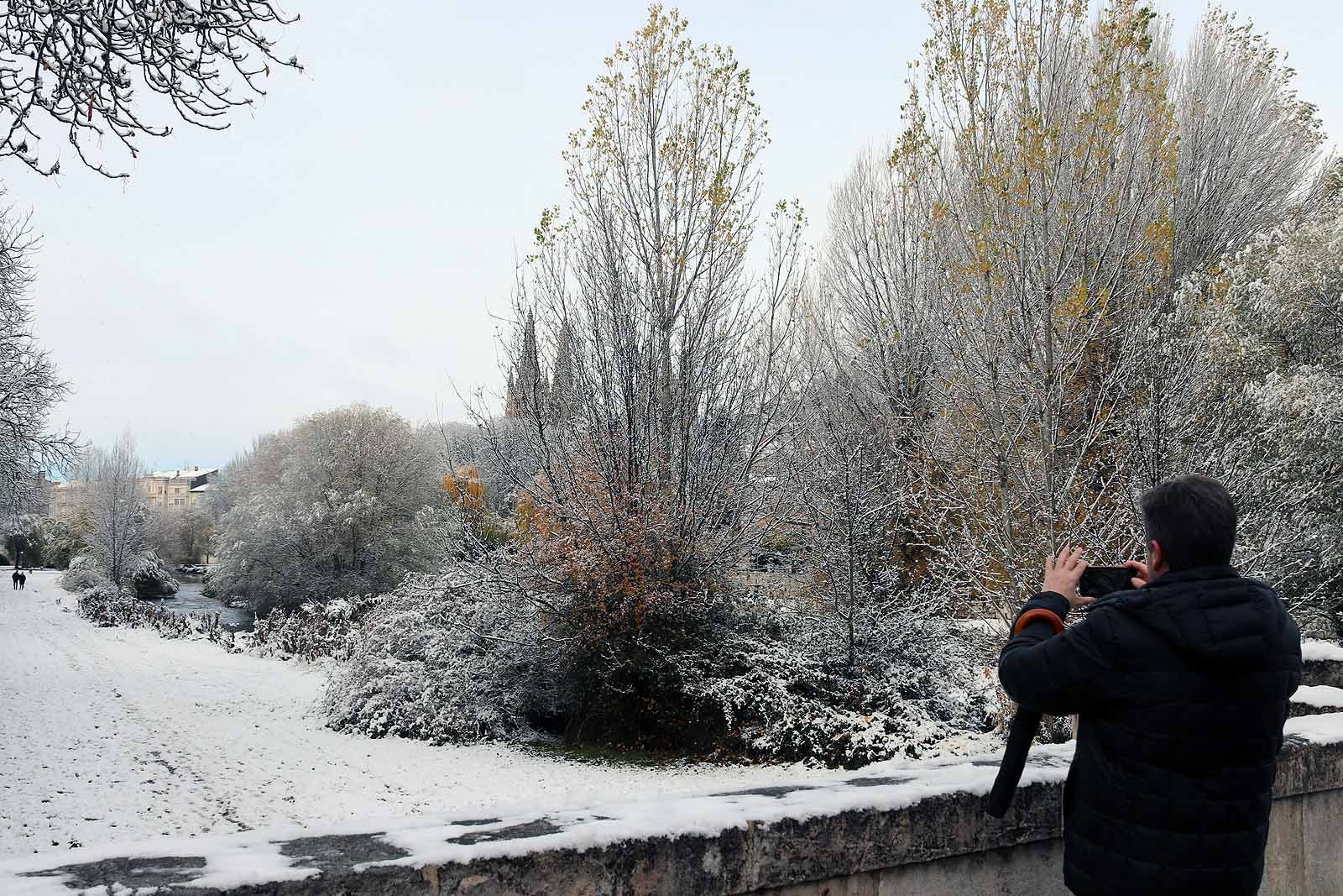 La capital amanece blanca tras la nieve de la pasada noche.
