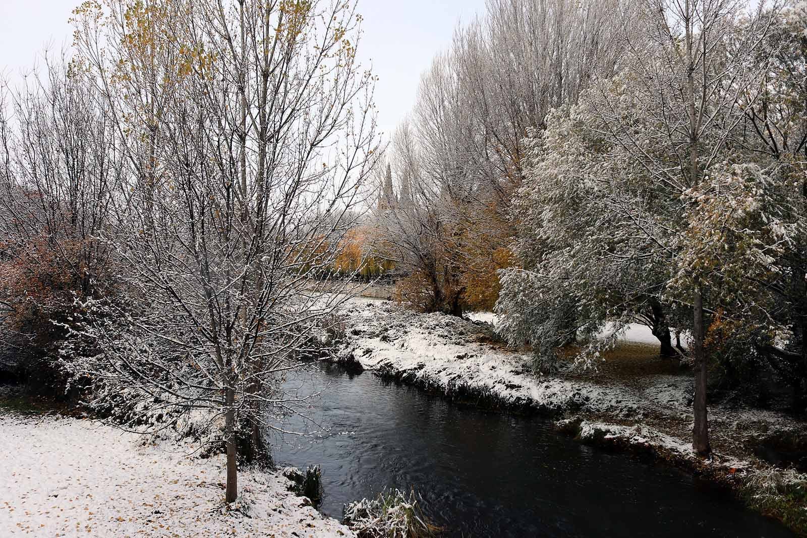 La capital amanece blanca tras la nieve de la pasada noche.
