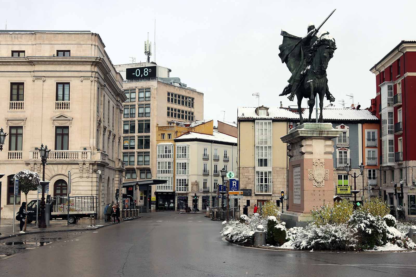La capital amanece blanca tras la nieve de la pasada noche.