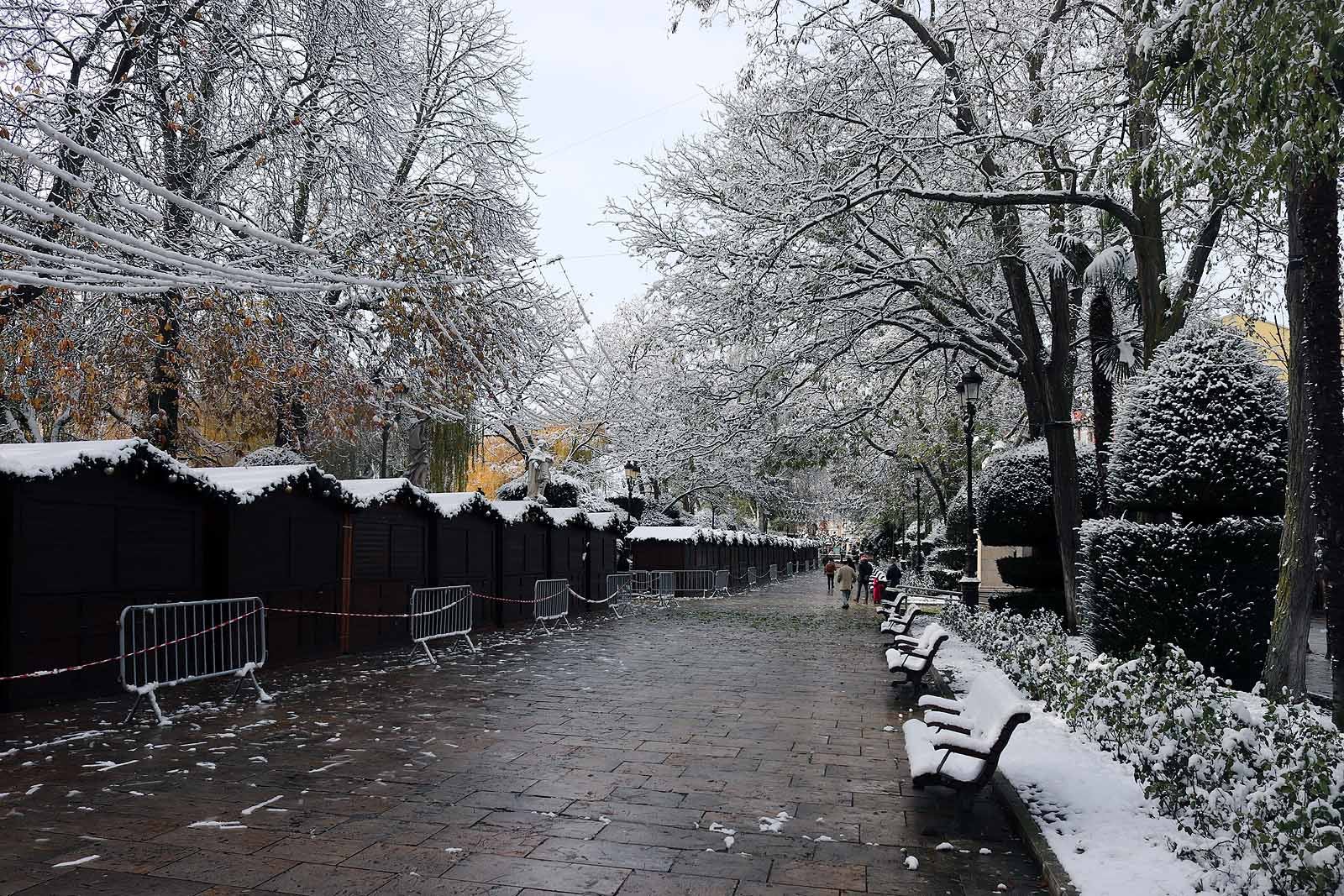 La capital amanece blanca tras la nieve de la pasada noche.