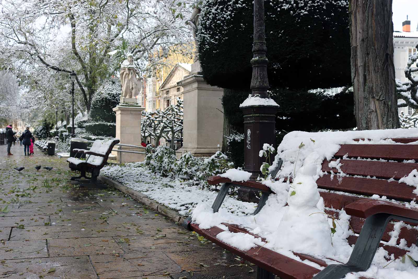 La capital amanece blanca tras la nieve de la pasada noche.