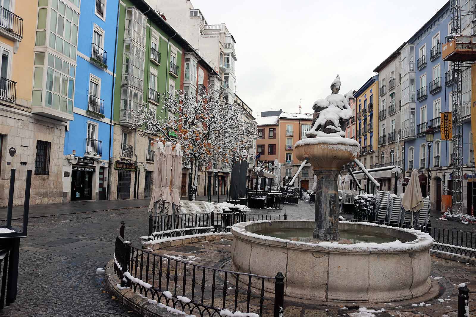 La capital amanece blanca tras la nieve de la pasada noche.