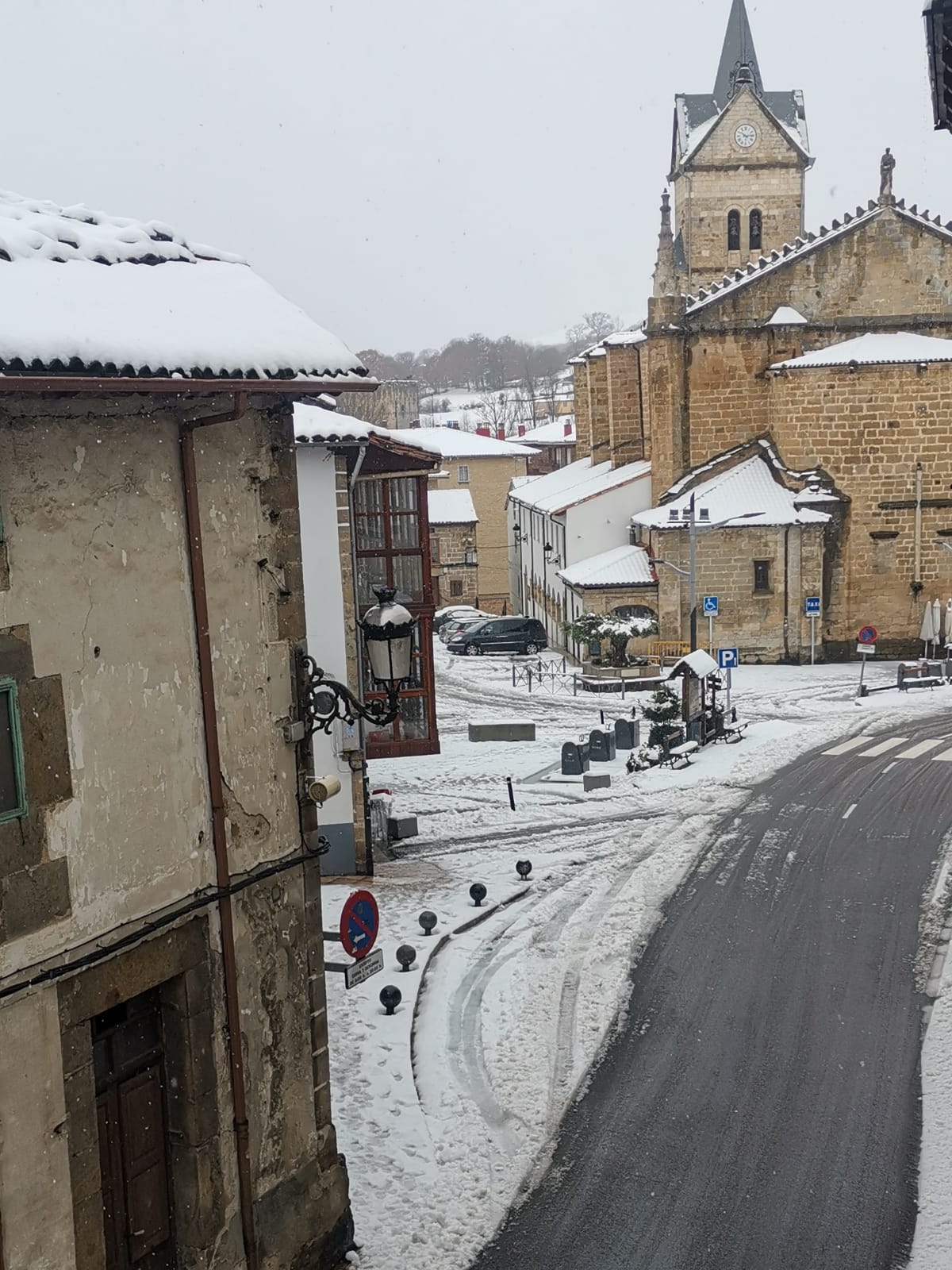 Fotos: La nieve aprovecha la noche para cubrir la provincia