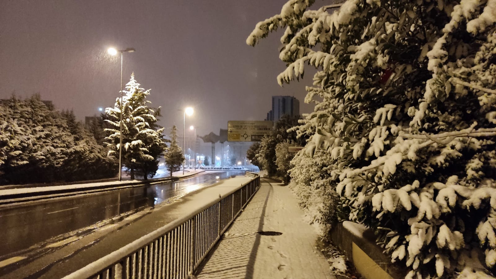 Fotos: La nieve aprovecha la noche para cubrir la provincia