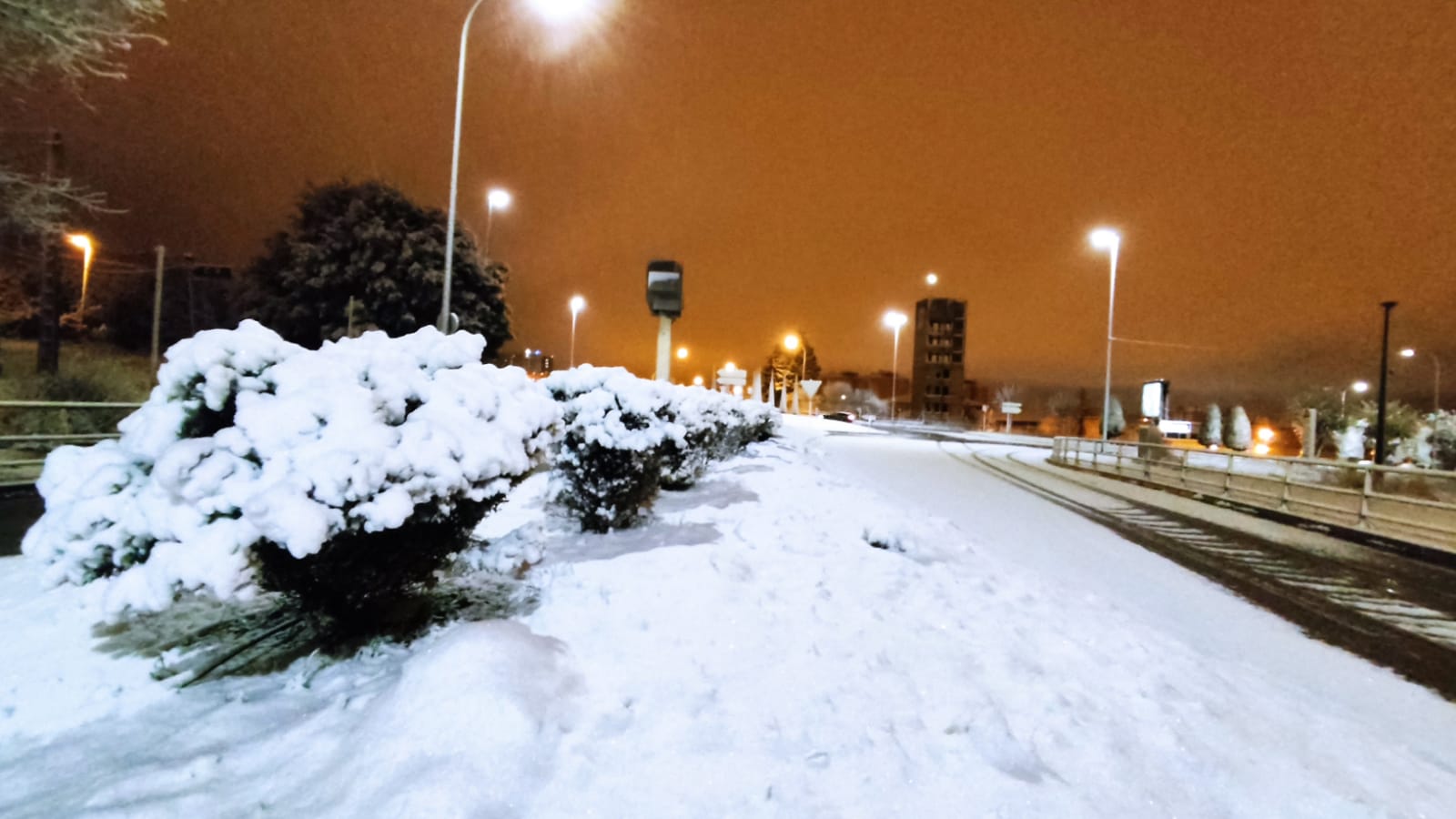 Fotos: La nieve aprovecha la noche para cubrir la provincia