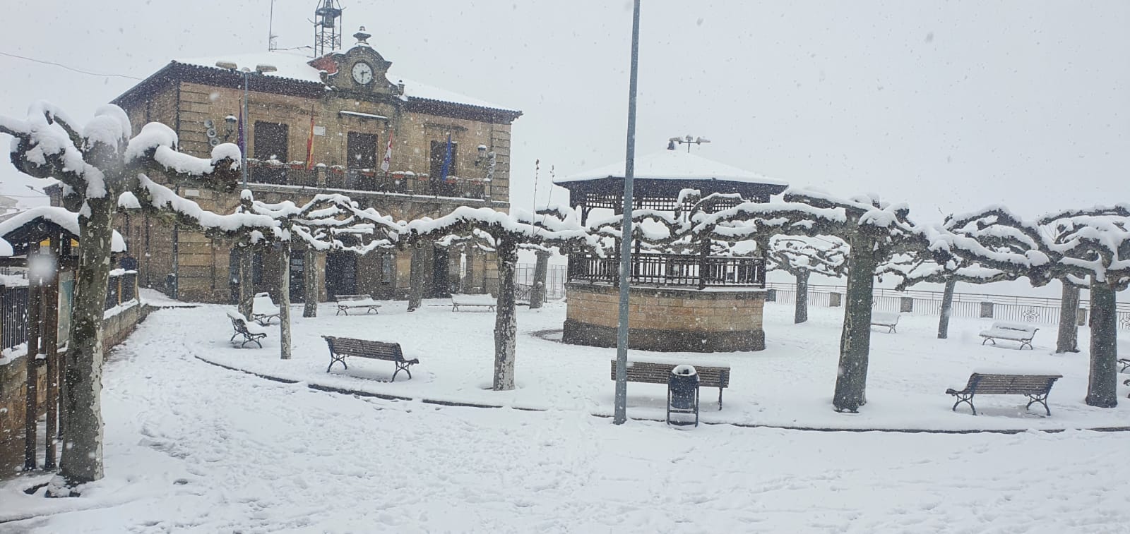 Fotos: La nieve aprovecha la noche para cubrir la provincia