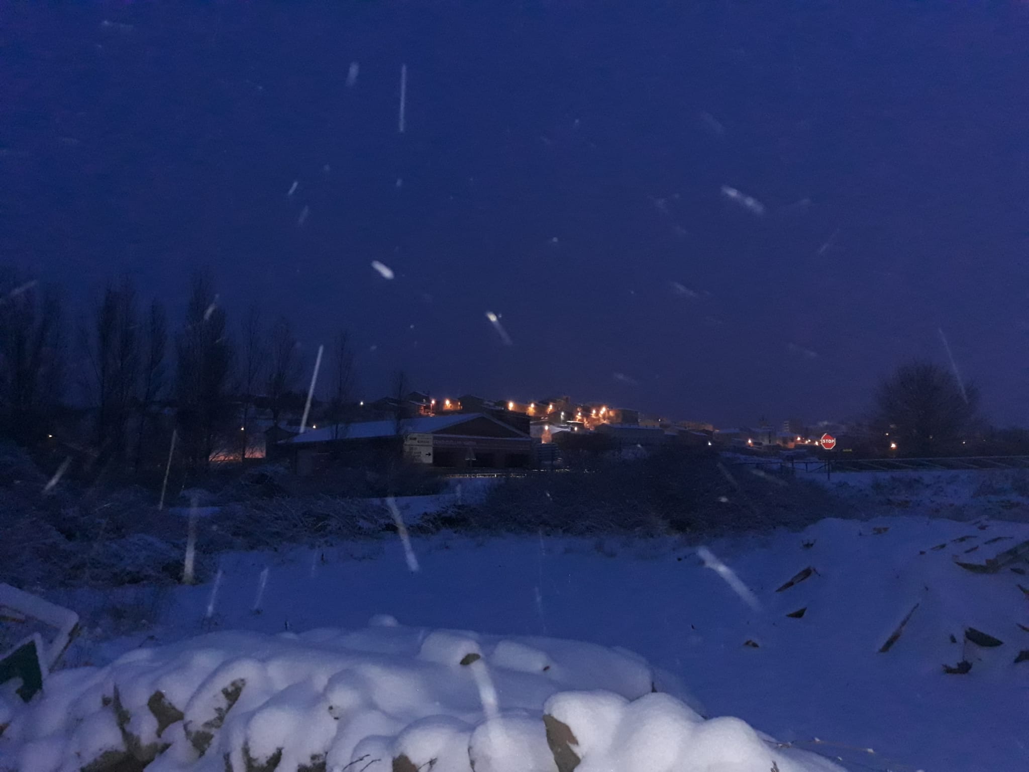 Fotos: La nieve aprovecha la noche para cubrir la provincia