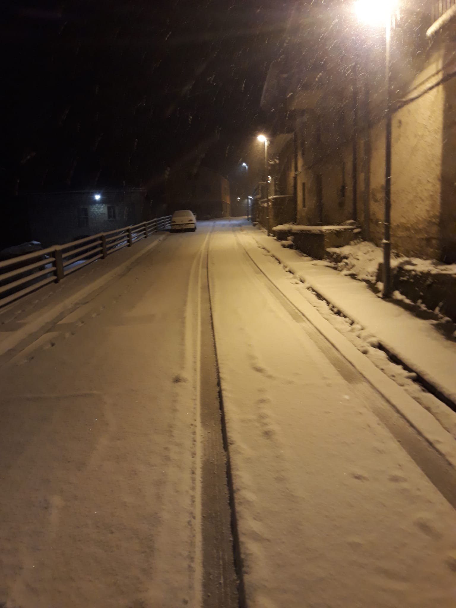 Fotos: La nieve aprovecha la noche para cubrir la provincia