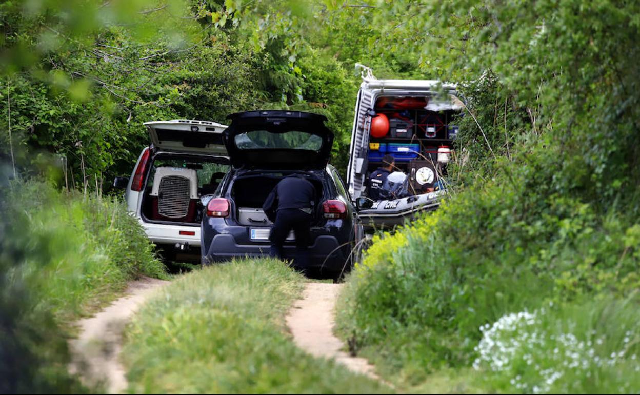 Agentes de la Policía Nacional y de la Guardia Civil investigan en el lugar donde apareció el cadáver.