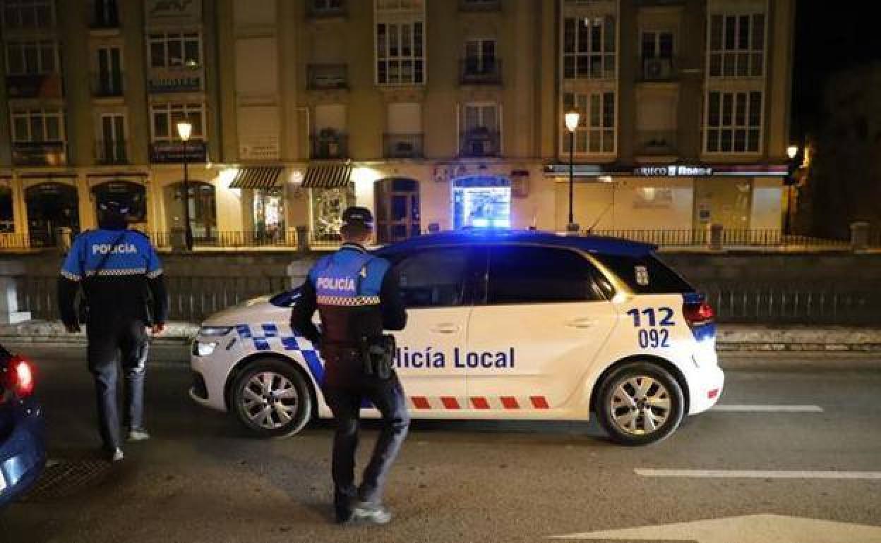 Imagen de archivo de una patrulla de la Policía Local de Burgos.