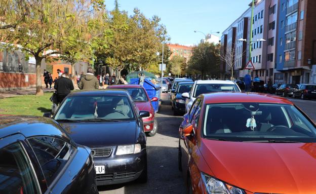 Primeras multas por estacionar en doble fila en los colegios de Burgos