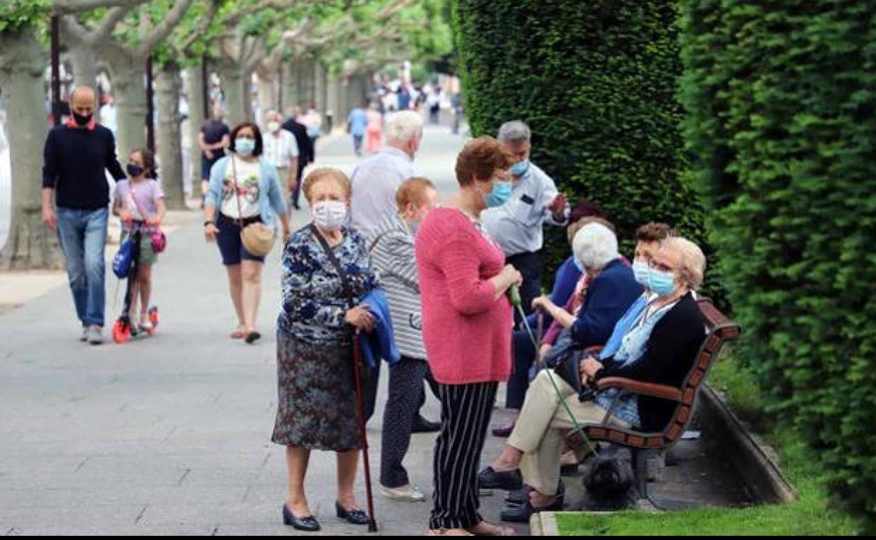 Un grupo de mujeres, en el paseo de El Espolón de Burgos.