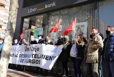 Imagen secundaria 1 - Empleo Burgos: Nuevo parón de los trabajadores de Unicaja de Burgos por «el ERE que desmantela la provincia»