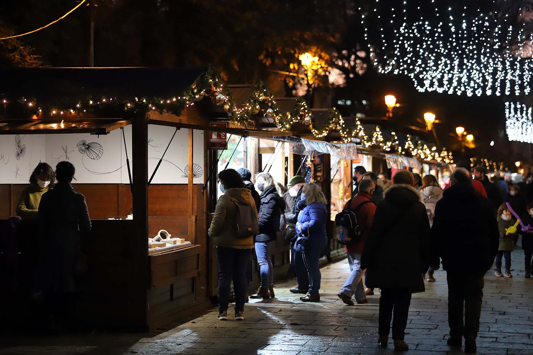 Los burgaleses han salido a disfrutar del mercado de Navidad.