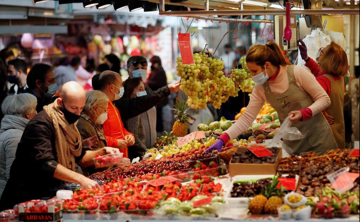 Vista general de un puesto de frutas y verduras en un mercado.