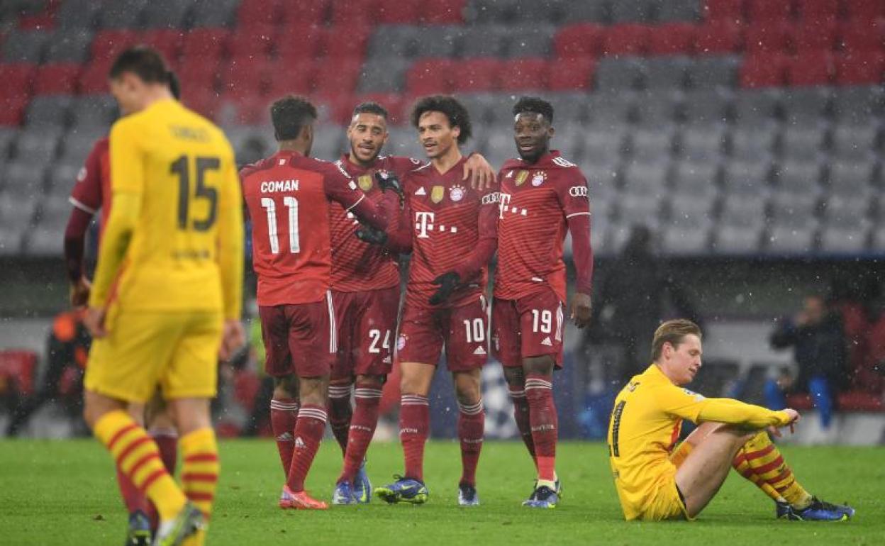 Los jugadores del Bayern celebran uno de sus tres goles. 