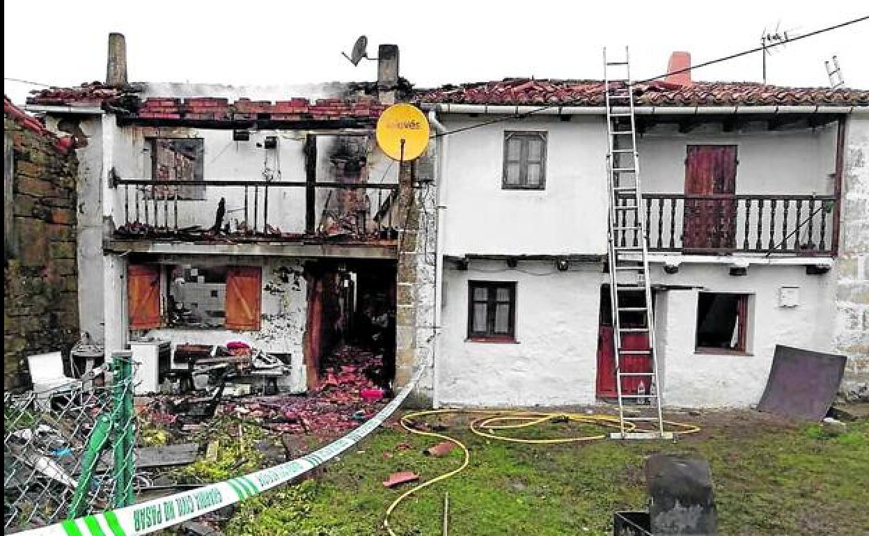 Vivienda calcinada en Robledo de las Pueblas en la que falleció un policía jubilado de Basauri.