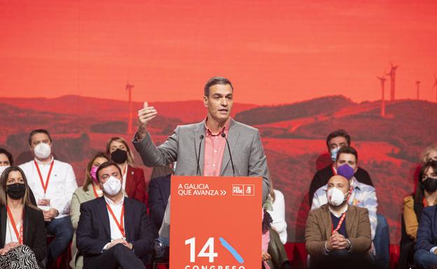 Pedro Sánchez interviene, ayer, en la clausura del congreso de los socialistas gallegos en Santiago de Compostela.. 