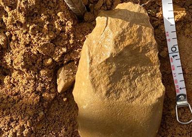 Imagen secundaria 1 - Arriba, vista general del yacimiento al finalizar la excavación; abajo a la izquierda, Bifaz descubierto durante esta campaña de excavación.y a la derecha, Conjunto de hachas de manos recuperadas en la prospección arqueológica. 