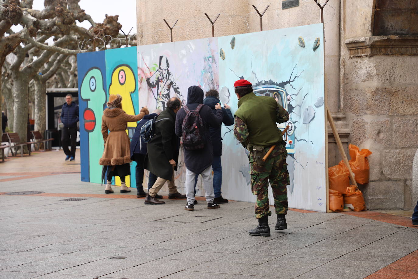 Fotos: Burgos recrea los pasos fronterizos del Berlín dividido