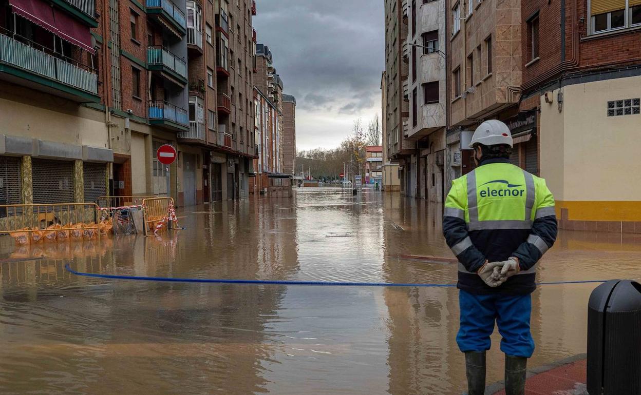 El Ebro alcanzó ayer los 6,47 metros de altura en Miranda.