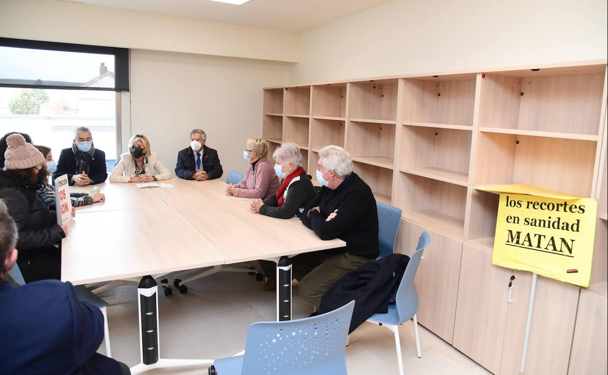 La plataforma Sanidad Pública Rural protestó durante la inauguración del centro por parte de la consejera de Sanidad, Verónica Casado. 