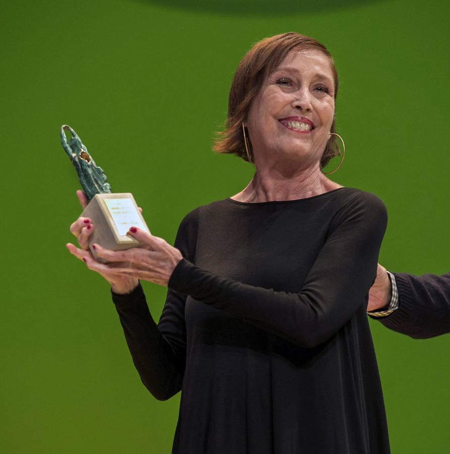 Verónica Forqué recibe el Premio Nacional de Cinematografía Nacho Martínez, en noviembre de 2016.