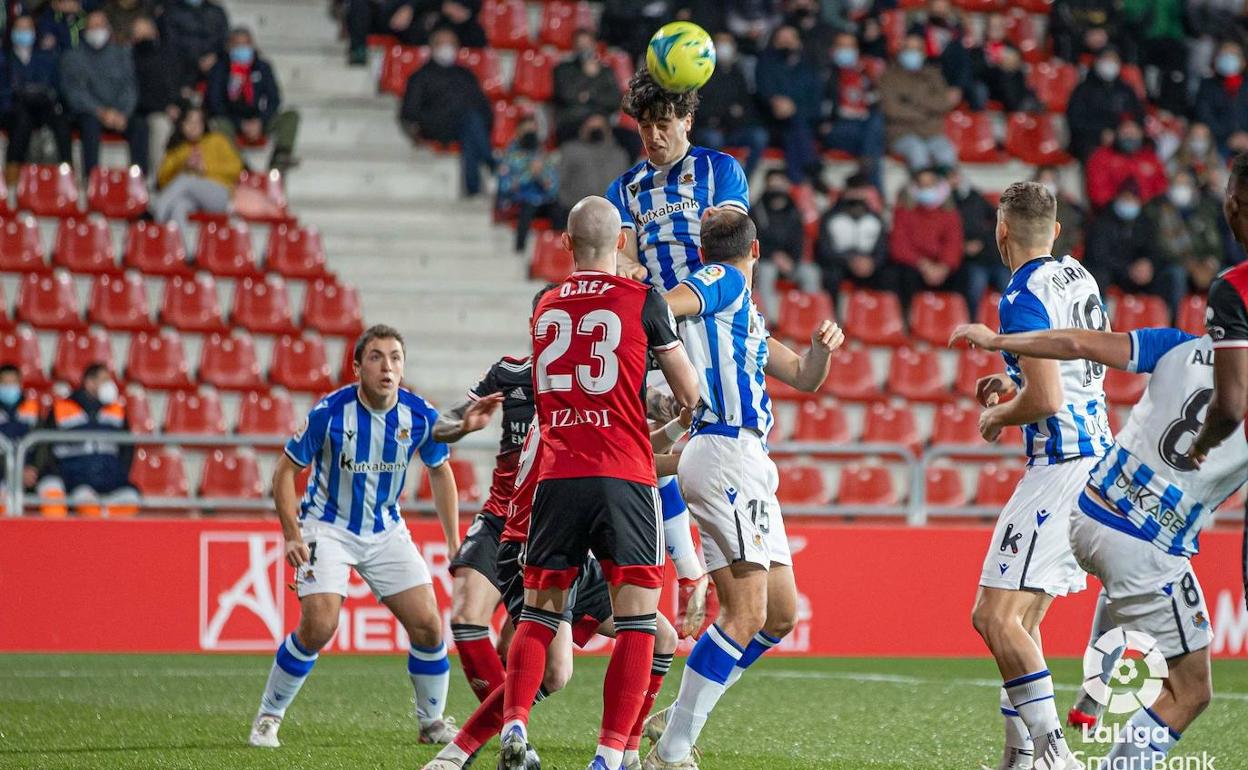 Una jugada del encuentro entre el Mirandés y la Real B.