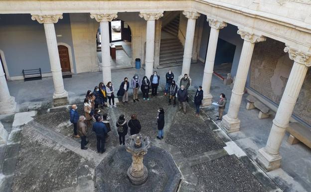 Los alumnos de la EOI durante la excursión.