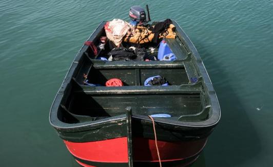 Llegada de una patera con 22 migrantes al Puerto America en Cádiz