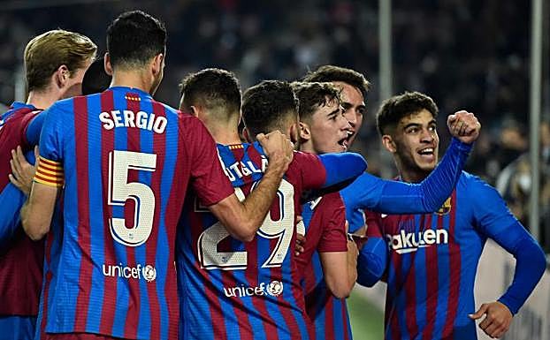 Los jóvenes tiran del Barça con sufrimiento