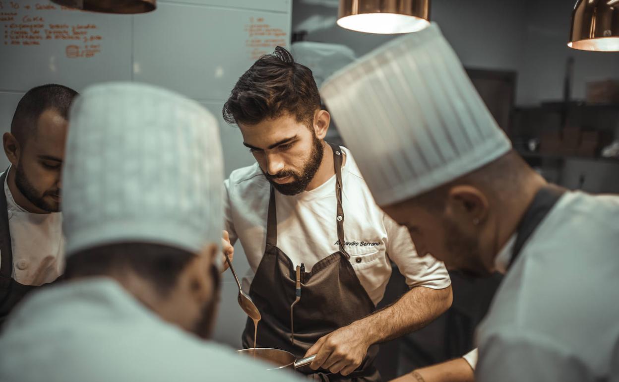 Alejandro Serrano, en su restaurante de Miranda.