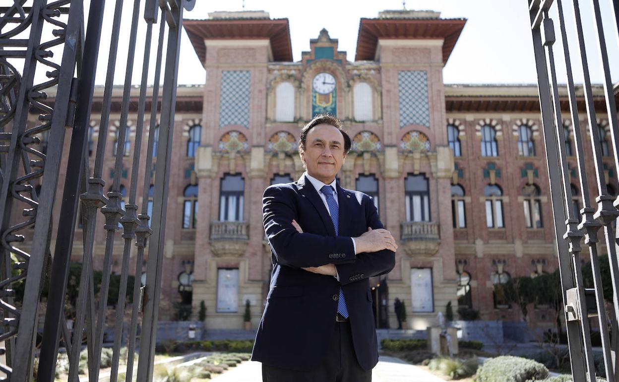 José Carlos Gómez Villamandos, ante la fachada del rectorado de la Universidad de Córdoba. 