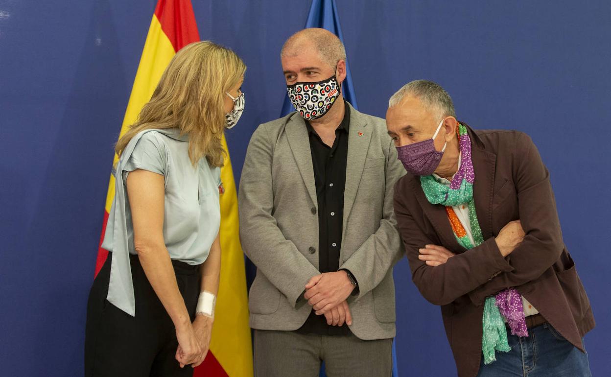 De izq. a dcha., la ministra Yolanda Díaz, junto a los líderes de CC OO, Unai Sordo, y UGT, Pepe Álvarez. 