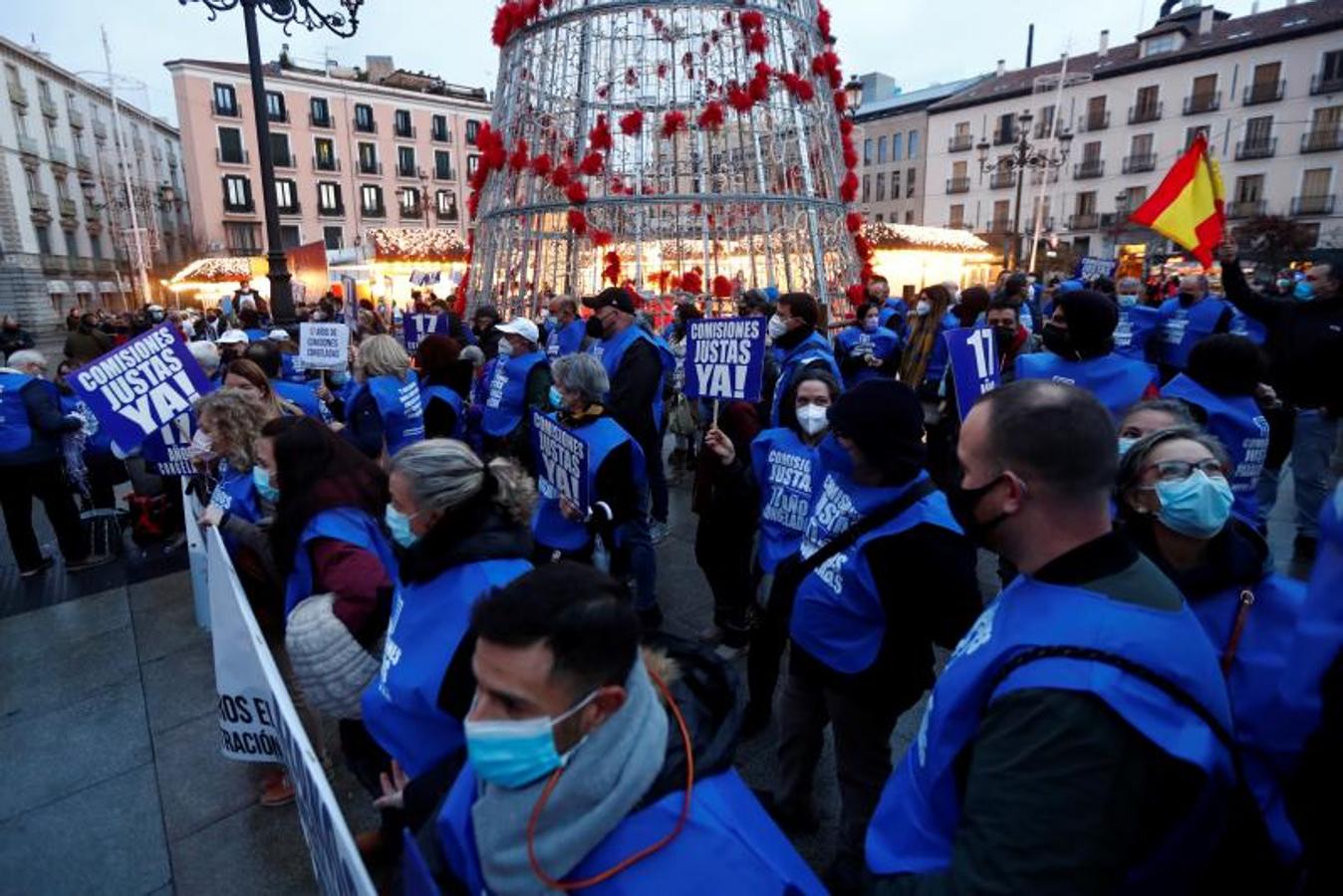 Manifestación de loteros para exigir unas comisiones justas a las puertas del Teatro Real. 