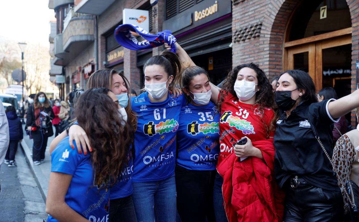 El equipo de balonmano femenino de Basauri celebra el segundo premio de la lotería de Navidad.