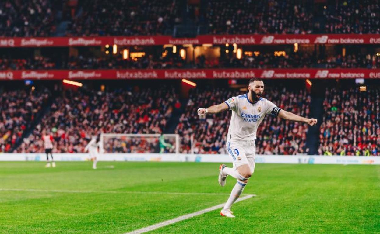 Benzema celebra el primero de sus dos goles en San Mamés.