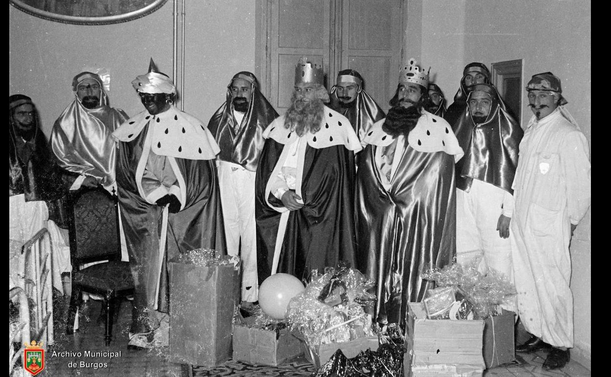 Imagen de los Reyes Magos en el asilo Nuestra Señora de las Mercedes de Burgos en el año 1958 del Archivo Villafranca. 